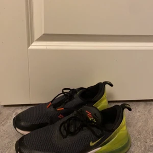 Nike air Max 270 - Relativt använda skor utan låda som dom kom i. Fraktkostnaden är exkluderat från priset 