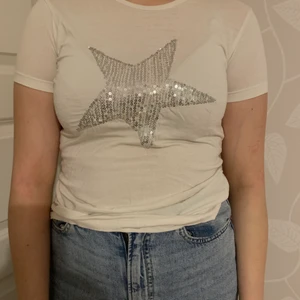 Vit stjärntröja - Snygg tröja med en stjärna på i paljetter, 20kr+frakt 