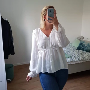 PRIMARK BLUS - Super fin romantisk blus från Primark. Bara använd knappt en handfull gånger så i fint! Chiffong material och knytning i sidorna 
