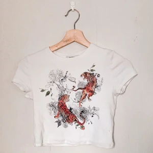 Bershka Topp tiger - Säljer kort t-shirt från Bershka i strl S!