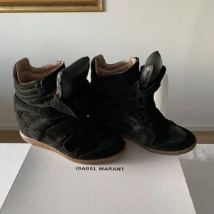 Isabel Marant storlek 40 - Säljer nu mina Isabel Marant i storlek 40. Storleksmässigt sitter dom mer som en 39 enligt mig. Bra skick överlag, givetvis har det blivit lite ”nopprigt” på vissa små delar av mockan i och med att de är använda. 800kr eller högst bud gäller!