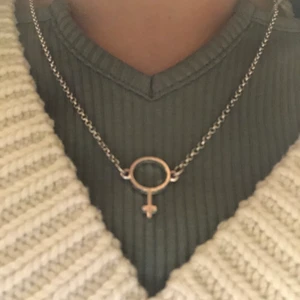 🔥Halsband med kvinnomärket🔥 - Ett halsband med kvinnomärket. Använd ganska lite använt och är i bra skick! Är ganska gammal🌸💕