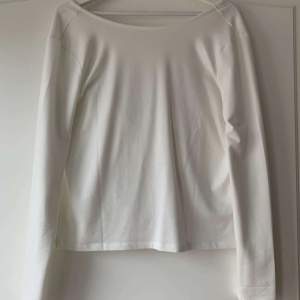 En jättefin vit långärmad tröja med en djup rygg. Fin vardagströja som också går att klä upp. Den är från Nakd i storlek S och är endast använd en gång vilket gör att den är i mycket fint skick. Säljs pga att den inte används längre💕💕