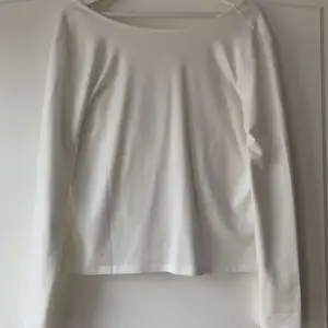 En jättefin vit långärmad tröja med en djup rygg. Fin vardagströja som också går att klä upp. Den är från Nakd i storlek S och är endast använd en gång vilket gör att den är i mycket fint skick. Säljs pga att den inte används längre💕💕