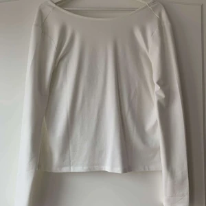 Vit tröja med djup rygg - En jättefin vit långärmad tröja med en djup rygg. Fin vardagströja som också går att klä upp. Den är från Nakd i storlek S och är endast använd en gång vilket gör att den är i mycket fint skick. Säljs pga att den inte används längre💕💕