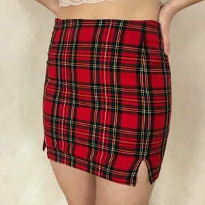 Rutig kjol från Brandy Melville - Jättesnygg rutig kjol från Brandy Melville. Säljer då den tyvärr inte passar mig längre. Sparsamt använd