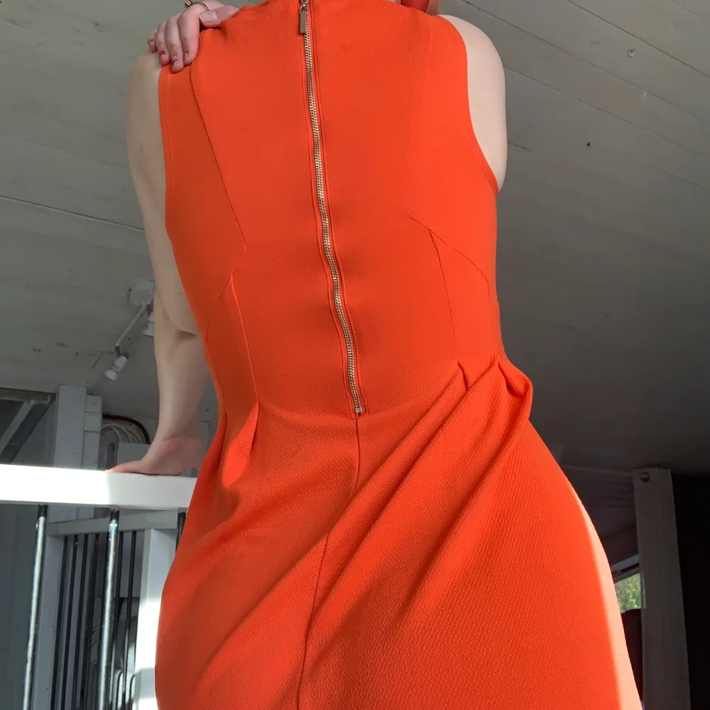 Orange klänning med dragkedja bak🧡 Köpt i en butik i Italien🧡  Vet ej storlek men passar S🧡 . Klänningar.