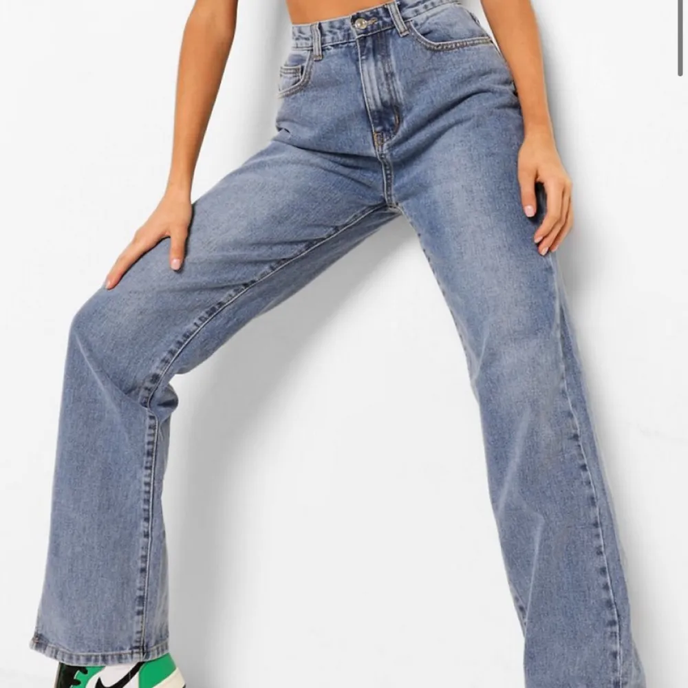 Långa Snygga jeans som går över skorna med slits där nere och har hög midja. Super snygga och sitter jätte snyggt mörkblåa/ljusblåa helt oandvända!!. Jeans & Byxor.