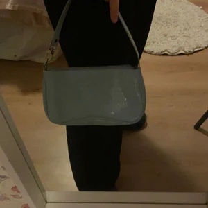 Axelrem väska - Fin LITEN ljusblå axelväska med detaljer 