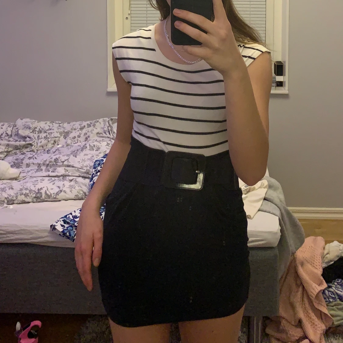 Stilren klänning med bälte  - 90