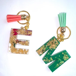 Nyckelringar  - Fina bokstäver nyckelringar på olika färger och designer stl 4cm, Pris:49kr frakt ej ingår 