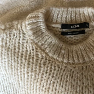 Stickad tröja med ballongärmar - Söt stickad tröja från BikBok. Storlek S men sitter löst. 