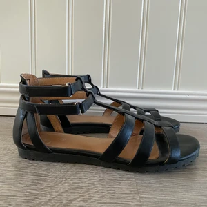 Sandaler storlek 39 - Svarta sandaler i storlek 39. Inte använt på flera år, i jättefint skick! 