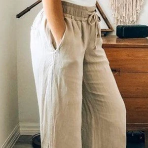 Linnebyxor - Vida, beiga linnebyxor i storlek 36. Hög i midjan & jätte mjukt material! Endast testade. Skriv för mer information eller fler bilder. Frakten är alltid spårbar. 