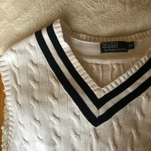 Stickad Väst - Polo ralph lauren - Supertrendig stickad väst från polo ralph lauren. Storlek XL. Använd ett fåtal gånger 🛸🛸 Priset kan absolut diskuteras :))