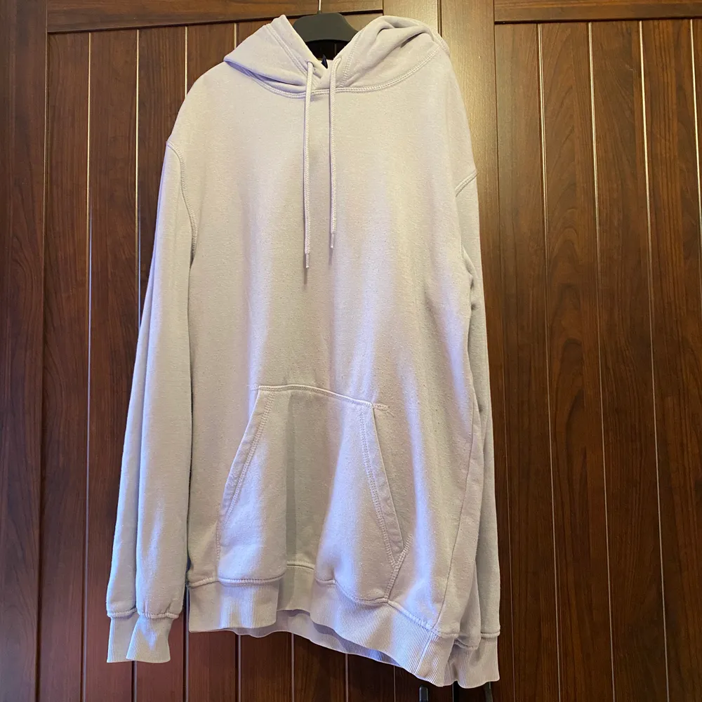 Lila hoodie från H&M, storlek XS herr. Väldigt oversized, skulle tippa att den passar M (jag är S ungefär). Köparen står för frakt (ca 66 kr). Hoodies.