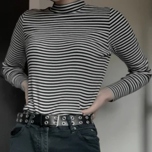 Randig tröja från Monki - Randig långärmad tröja köpt på Monki som inte kommer till användning. Står storlek M men ärmarna är lite korta på mig (162 cm). Använd kanske 3 gånger, köpt för lite under 2 år sen. Köpare betalar frakt och betalning görs via Swish