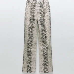 Snakeprint jeans - Jeans från Zara. Storlek 38. Använda en gång men inte riktigt min stil. Avklippta så de passar mig som är 170.
