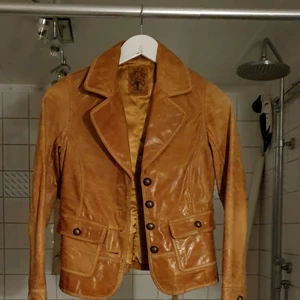 50 tal pure leather jacka  - En vintage åkt 50tal jacka som är utsåld  I mycket bra skick och passar  till allt. säljer den eftersom den har blevit små på mig. Passar ×××s_ xs Köpt den I Mexico for 3500.Bud I kommenterna. 