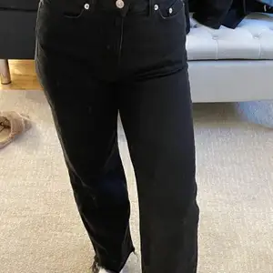 Svarta raka jeans från lager 157, bra skick och väldigt bekväma. Buda privat