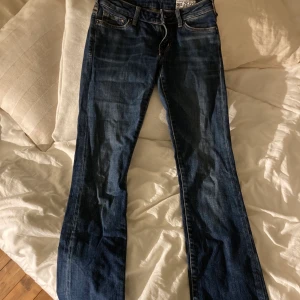 lågmidjade jeans - lågmidjade jeans ifrpn crocker! lite bootcut men mest raka!💙💙 bra längd på mig som är 165cm