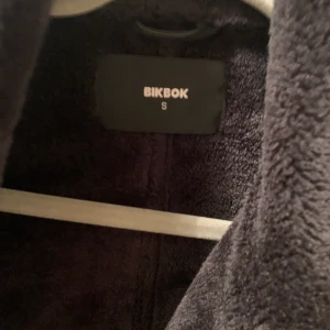 Skinnjacka  - Oversize skinnjacka från bikbok. St Small 