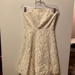 En JÄTTEFIN klänning!! Aldrig använd! Köpt på MQ. Nypris: 600kr. Mitt pris 300kr, frakt tillkommer ❤️