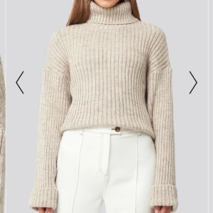 Stickad tröja - Superfin stickad tröja med polkrage💕 det är storlek xxs men är större i strorlek! Slutsåld överallt , köpare står för frakten