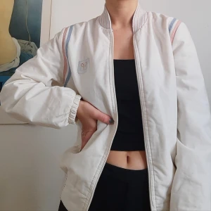 Jacka - Dragkedjan krånglar ibland därav priset. Köpte den av en äldre dam på en loppis. Hon hade köpt den till sin dotter, när dottern vad 12.