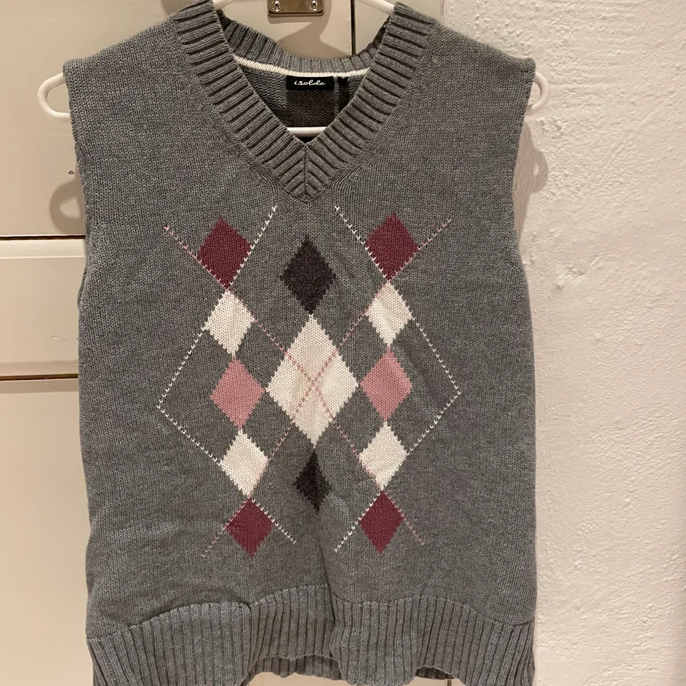 Grå sweater vest, som jag har sytt om från sweater till sweater vest själv. Passar storlek xs-m. . Stickat.