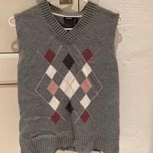 Sweater vest - Grå sweater vest, som jag har sytt om från sweater till sweater vest själv. Passar storlek xs-m. 