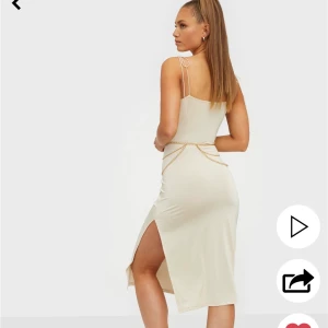 Klänning köpt från Nelly - Klänning köpt Från Nelly. Säljer för den är tyvärr för stor för mig. Är i storlek xs. Men guldkedjan ingår ej dessvärre. Köparen står för frakt :)