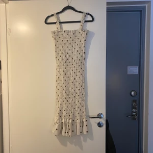 Klänning PITAYA - Midi klänning från PITAYA, använd 1 gång - fint skick! 