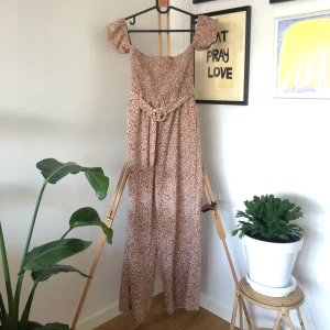 Floral jumpsuits  -  väcker jumpsuit för sommar 