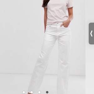 Vita raka jeans i storlek M. Använda ett fåtalgånger, men kommer ej komma till användning. 280 inklusive frakt 🥰