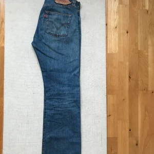 Levis 501 25/26 - Levis 501s i rakare modell, mina absoluta favoritjeans som blivit för små. Skulle säga att de passar en XS-S!! :) 
