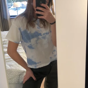 T-shirt - Jag säljer min t-shirt från zara då den inte kommit till användning, väldigt Unik och fin !