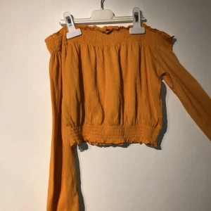 Gul topp strl S - Söt off-shoulder topp i gul/orange! Endast använd ett fåtal gånger så superfint skick!