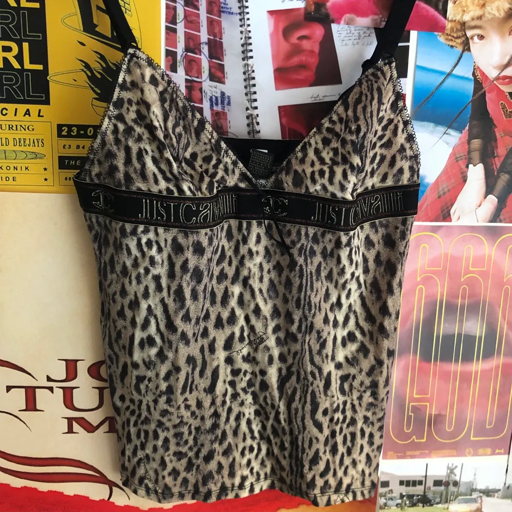 Leopardmönstrat linne från Just Cavalli i storlek L (sitter ändå bra på mig som bär xs/s. Pris: 119kr + 51kr. Toppar.