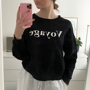 Sweatshirt  - Svart Sweatshirt från Gina tricot med ett tryck där det står ”Voyage”. Superfin och väldigt bekväm, har använt det ett par gånger och den är i bra skick. Tröjan passar bra på mig som är 1,77 lång och har storlek S.