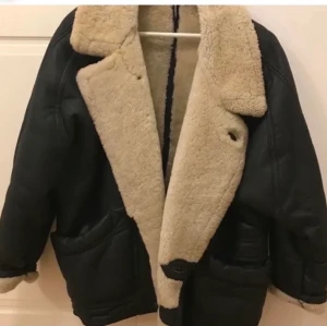 Oversize pilotjacka  - En varm och ball vintage skinnjacka (äkta). Storlek 48, men sitter snyggt oversize på mig som vanligtvis bär 34/36. Budgivning privat eller i kommentarerna. (Lånade bilder från tidigare ägare, köpt här på Plick för 700kr) 💞