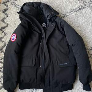 En svart canada goose jacka i nyskick, endast provad. Köpt för 1 år sen men har inte haft användning för den. Den är strl L i dam och passar perfekt på mig med M, blir även fett snyggt oversized på någon med S! den passar lika snyggt på min lillebror, så den är typ egentligen unisex i passformen. 