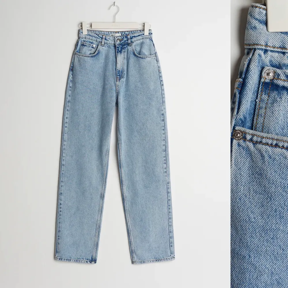 Säljer dessa mom/raka jeans från gina. Nypris på dom är 599kr. Superfint skick!(Det vita har dock blivit blått) Kontakta mig om du vill ha fler bilder. (Säljer fler trendiga saker så det är värt att ta en titt). Jeans & Byxor.