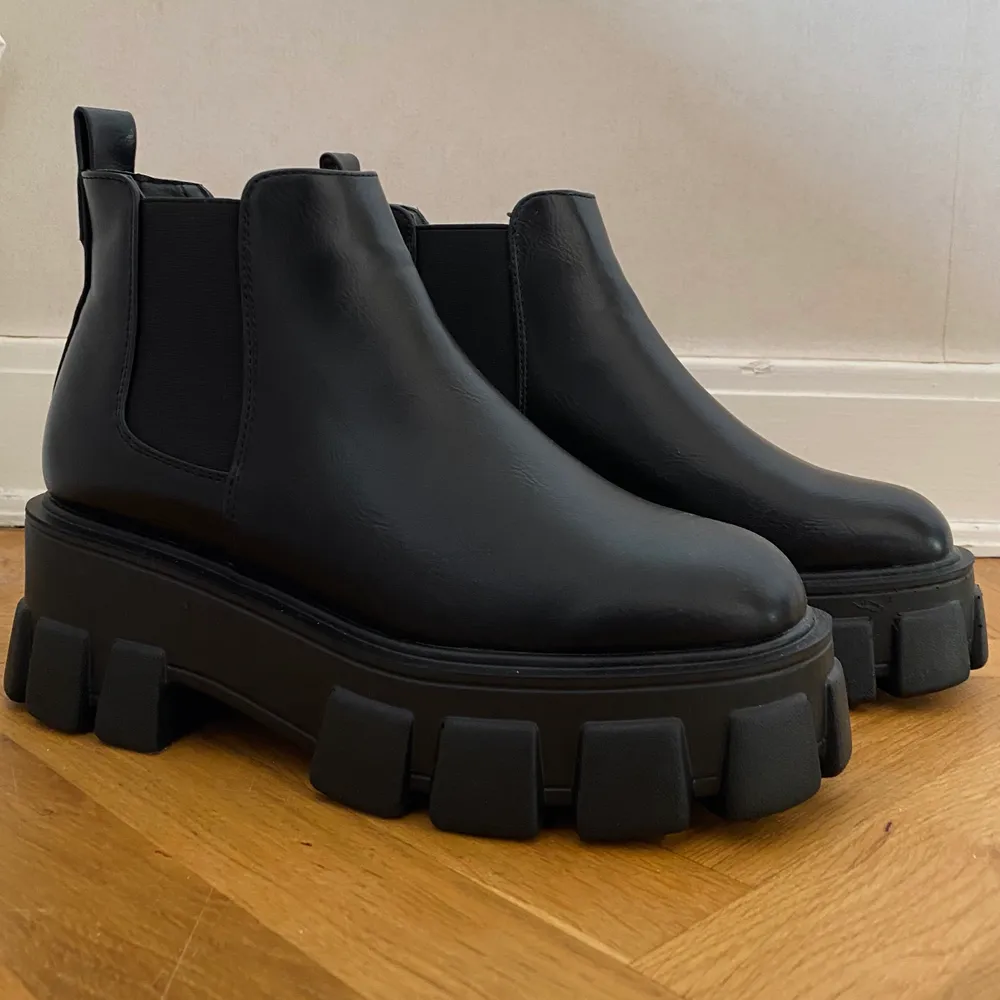 Så snygga och helt nya boots från Boohoo som ser ut som de från Prada🖤 säljer då de tyvärr var för stora i storleken för mig så hoppas att någon annan kan använda dem istället!. Skor.
