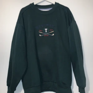 Sweatshirt - Jättefin mörkgrön sweatshirt från Westwind. Bra skick. Storlek XL. Köparen står för frakt