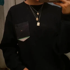 Vintage sweatshirt  - (Första bilden är Lånad från när jag köpte den) Thriftad crewneck. Tommy hilfiger ficka fast sydd! Säljs då den inte används! 