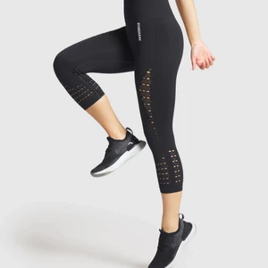 Gymshark Energy+ Seamless Cropped Leggings - Aldrig använda bara testade pga fel storlek. Legat i min garderob i ett halvår. Nypris:550kr. Mitt pris: 300kr. Pris och frakt alternativ kan diskuteras, paket pris för båda mina tights till salu kan också ordnas.            - Högmidjade tights - ”Eyelet detailing and glute contouring” - Ribbad i midjan - 3/4 längd - 94% Nylon, 6% Elastane - Färg: Black. Bilder lånade av Gymshark. 