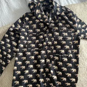 Fin skjorta med elefant mönster på, använd ca 1 gång