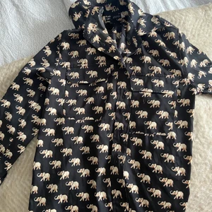 Elefant mönstrad skjorta - Fin skjorta med elefant mönster på, använd ca 1 gång
