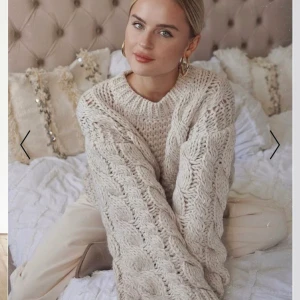 Nakd chunky cable knitted sweatshirt  - En jätte fin stickad tröja! Inte jätte varm så fungerar perfekt på en sen sommarkväll som i höst! Bilder är lånande från nakd. Färgen är beige/vit (tredje bild är bara mer exempel) pris kan diskuteras! Aldrig använd nypris 499kr. frakt pris kan ändras! 